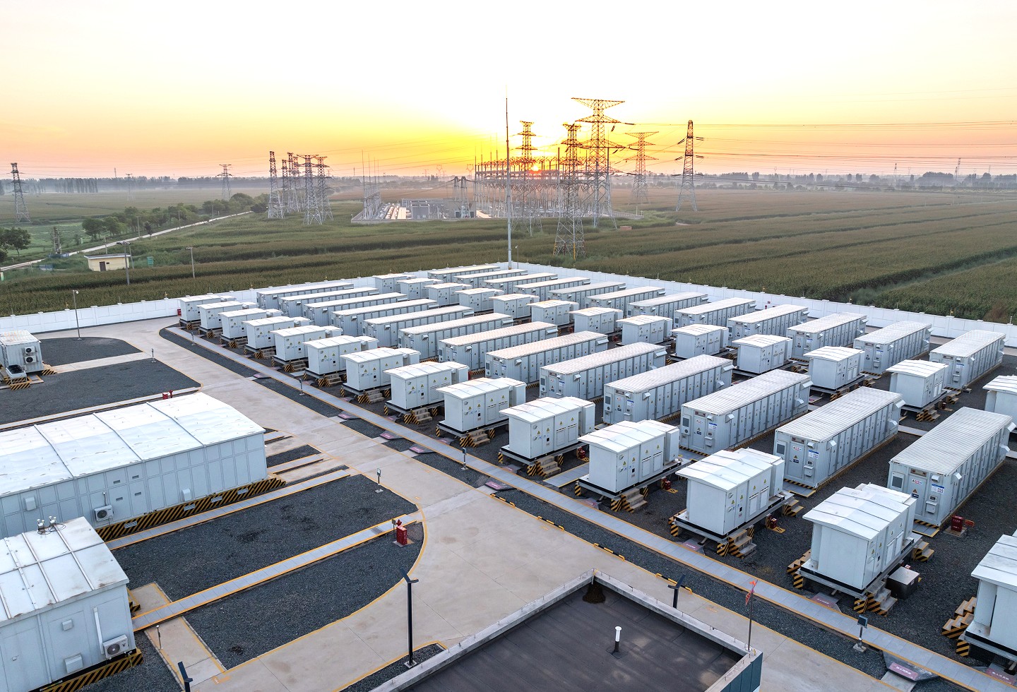 loi-ich-cua-pin-luu-tru-cho-he-thong-dien-mat-troi-lon-cong-nghiep-1