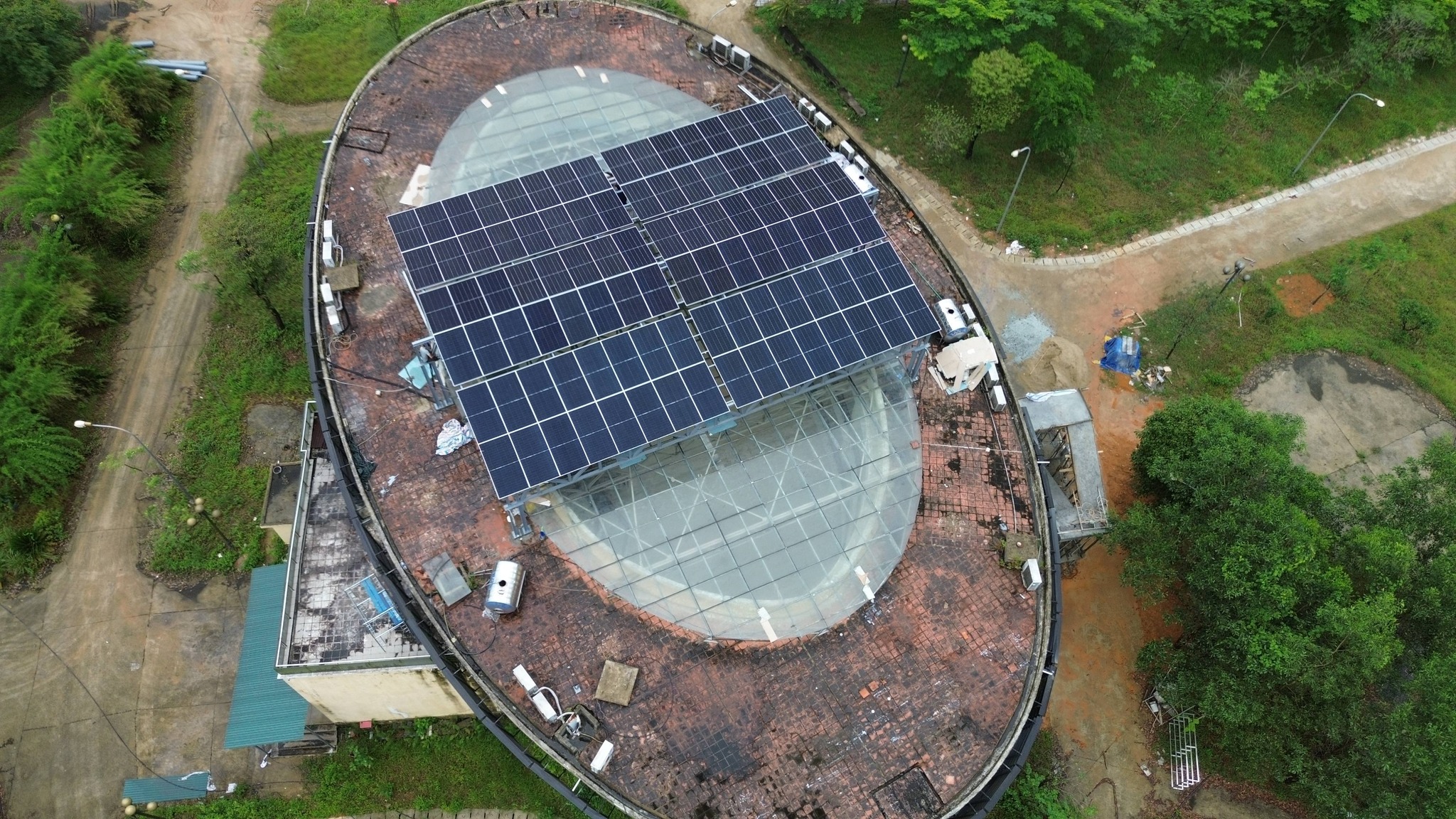du-an-dien-mat-troi-53kwp-hybrid-tai-phong-dien-tp-hue-he-thong-khung-gian-chong-bao