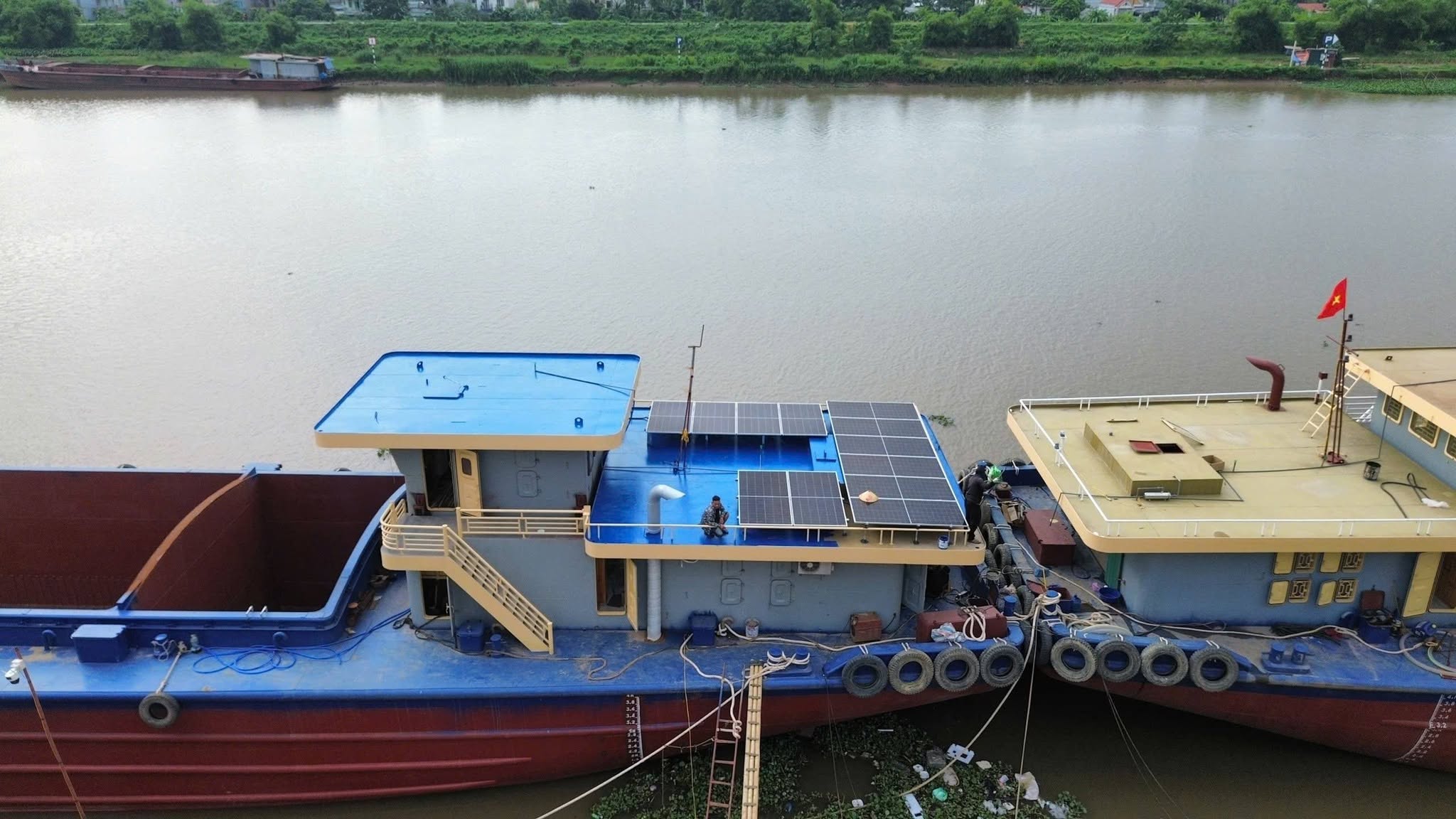 he-thong-dien-mat-troi-7-44kwp-lap-tren-tau-giai-phap-nang-luong-xanh-linh-hoat-cho-tau-song-tau-bien