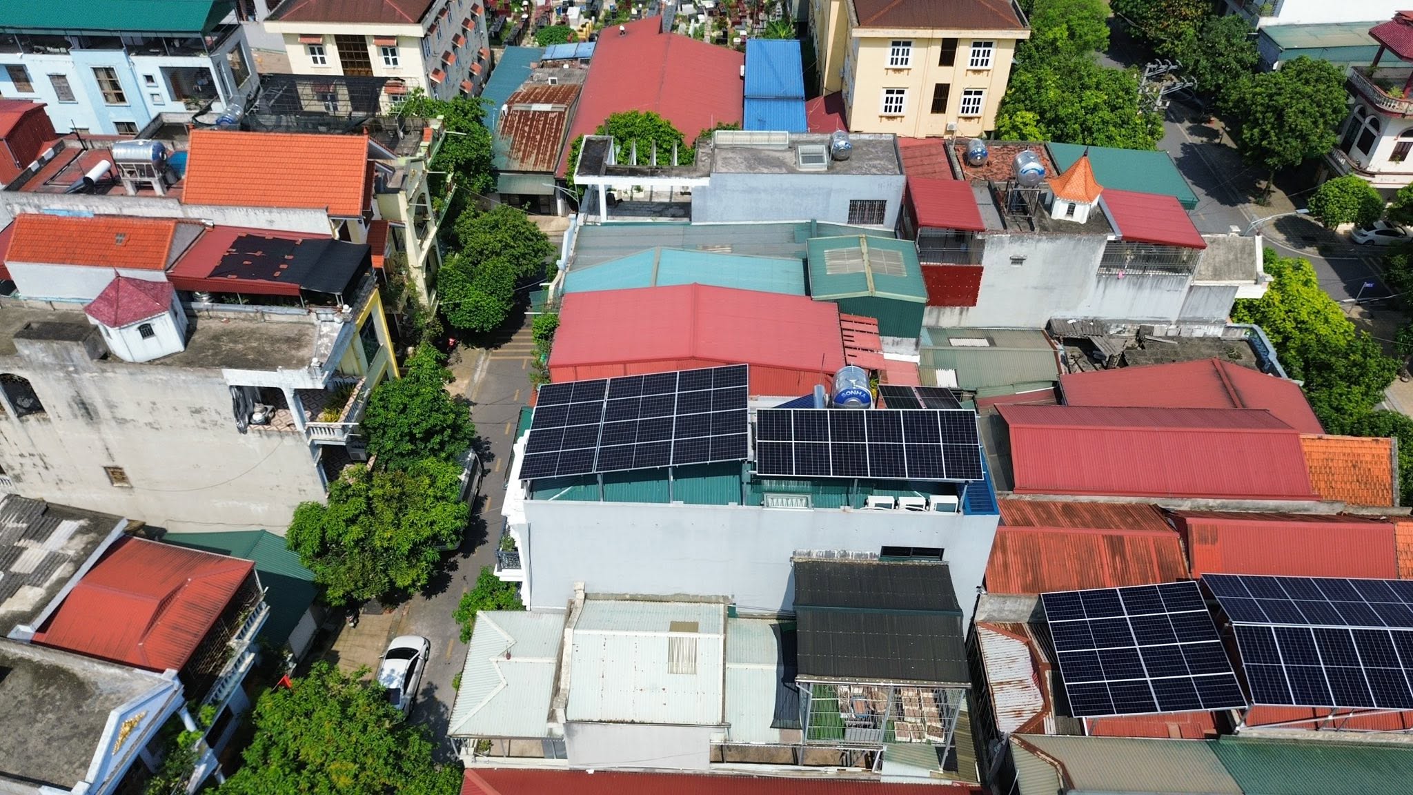 thong-dien-mat-troi-12-4-kwp-pin-luu-tru-40kwh-tai-phu-ly-ninh-binh