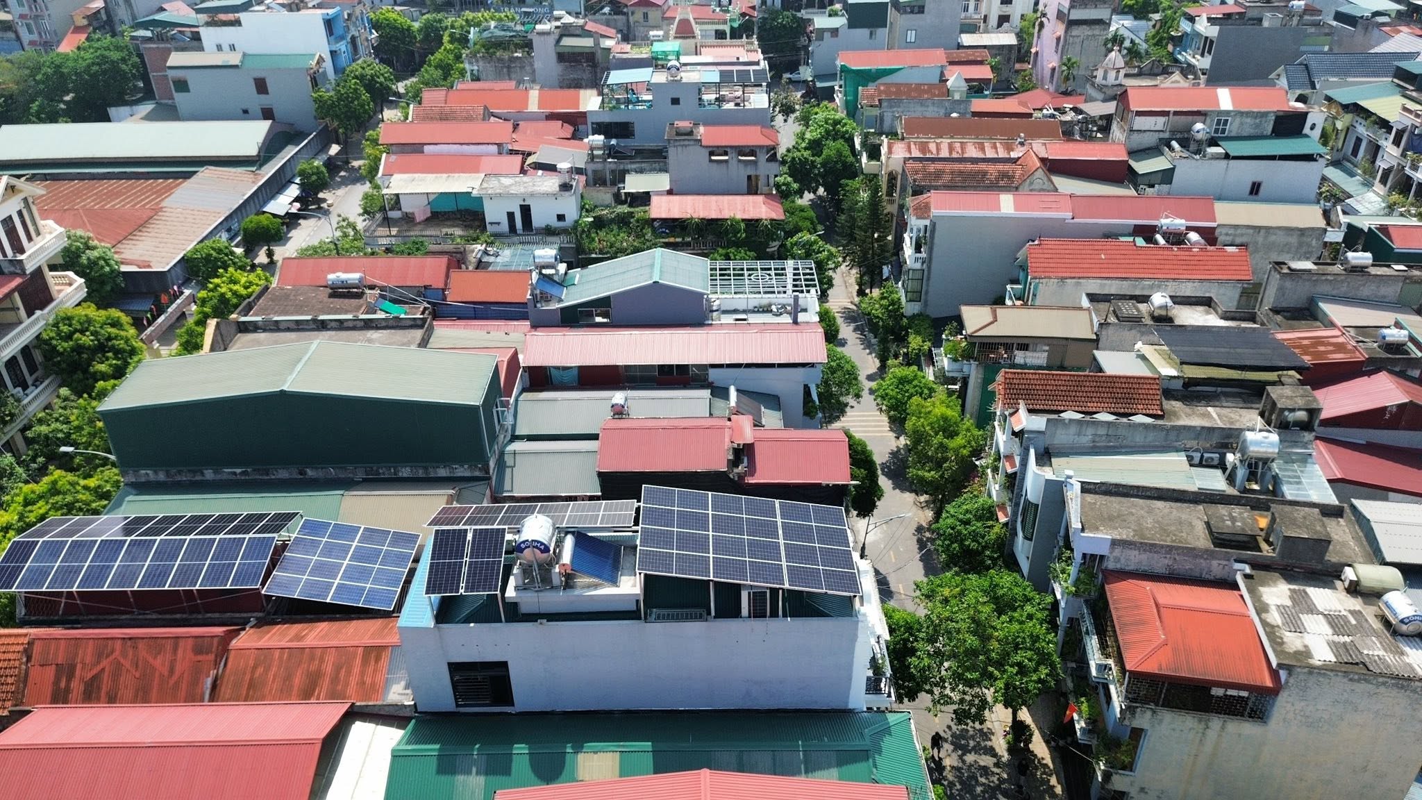 thong-dien-mat-troi-12-4-kwp-pin-luu-tru-40kwh-tai-phu-ly-ninh-binh