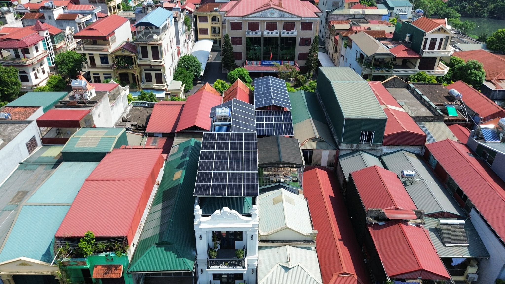 thong-dien-mat-troi-12-4-kwp-pin-luu-tru-40kwh-tai-phu-ly-ninh-binh