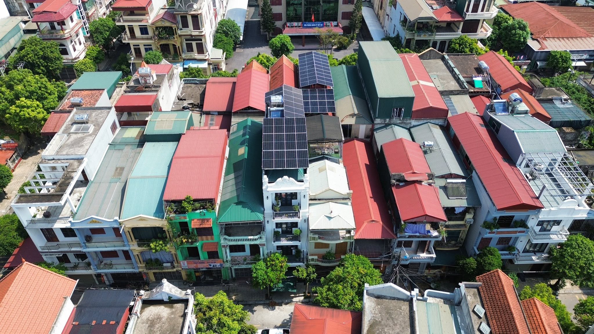 thong-dien-mat-troi-12-4-kwp-pin-luu-tru-40kwh-tai-phu-ly-ninh-binh