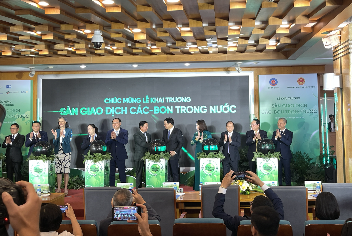 viet-nam-ghi-nhan-giao-dich-carbon-dau-tien-gia-136-000-dong-tan-co2e-co-hoi-vang-cho-dien-mat-troi