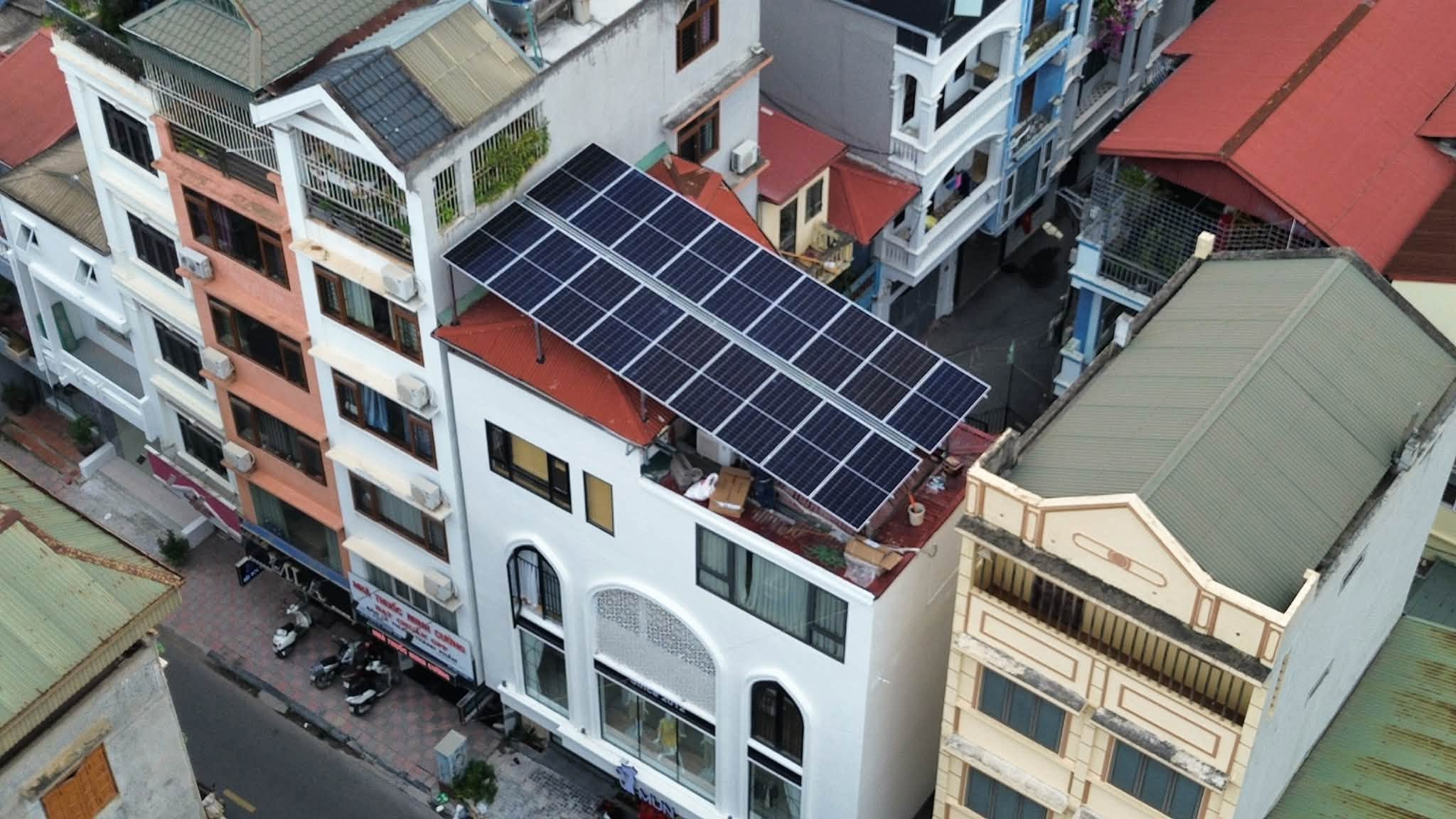 BÀN GIAO HỆ THỐNG ĐIỆN MẶT TRỜI HYBRID 11KWP CHO SHOP THỜI TRANG – KINH DOANH KHÔNG GIÁN ĐOẠN, KHÔNG LO CÚP ĐIỆN!