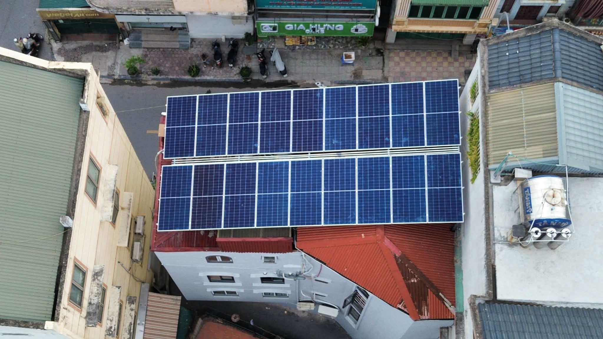 ban-giao-he-thong-dien-mat-troi-hybrid-11kwp-cho-shop-thoi-trang-kinh-doanh-khong-gian-doan-khong-lo-cup-dien