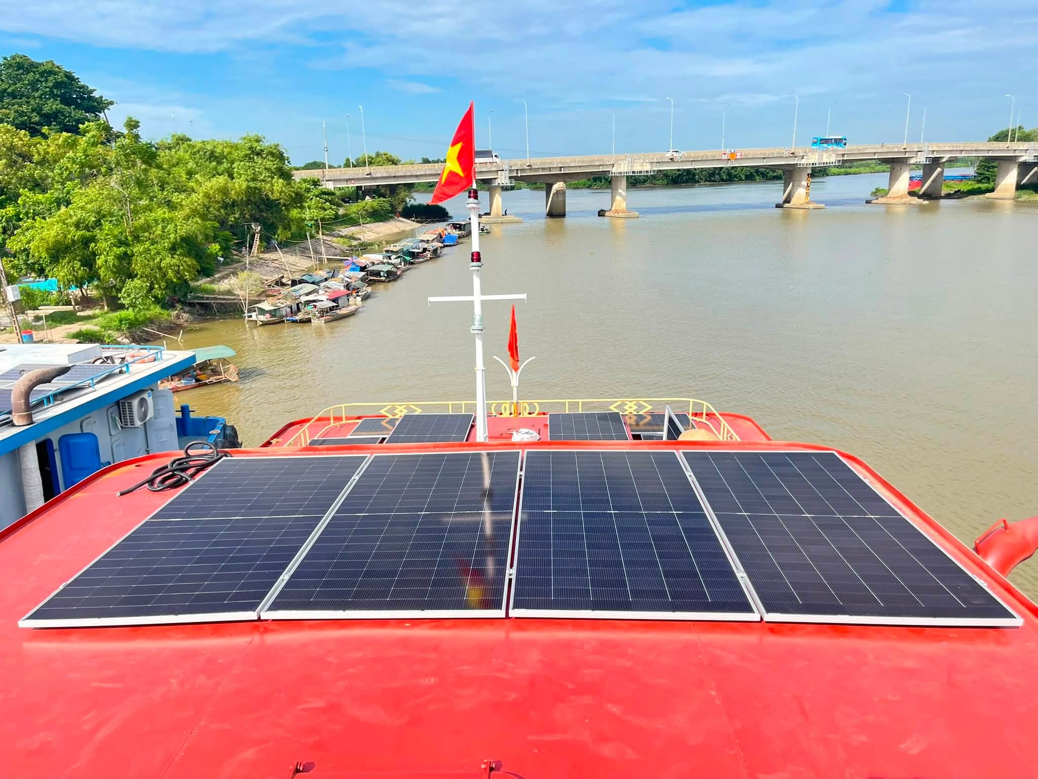 ban-giao-he-thong-dien-mat-troi-hybrid-8-06-kwp-cho-tau-song-nb-9151-tai-cau-gian-gia-tran-ninh-binh