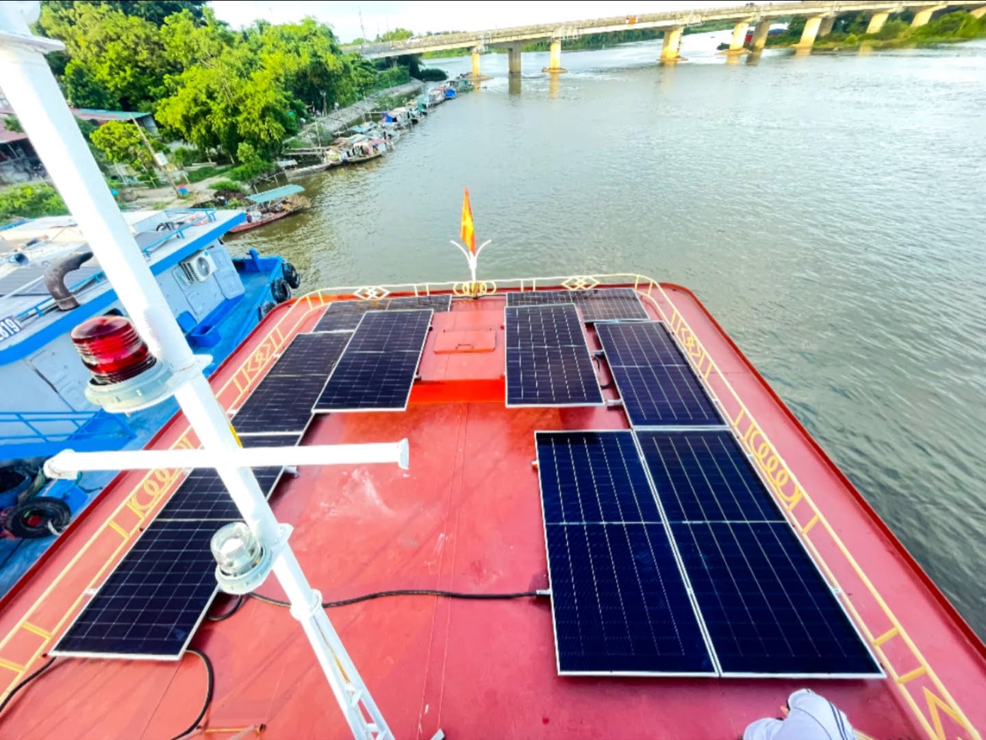 ban-giao-he-thong-dien-mat-troi-hybrid-8-06-kwp-cho-tau-song-nb-9151-tai-cau-gian-gia-tran-ninh-binh