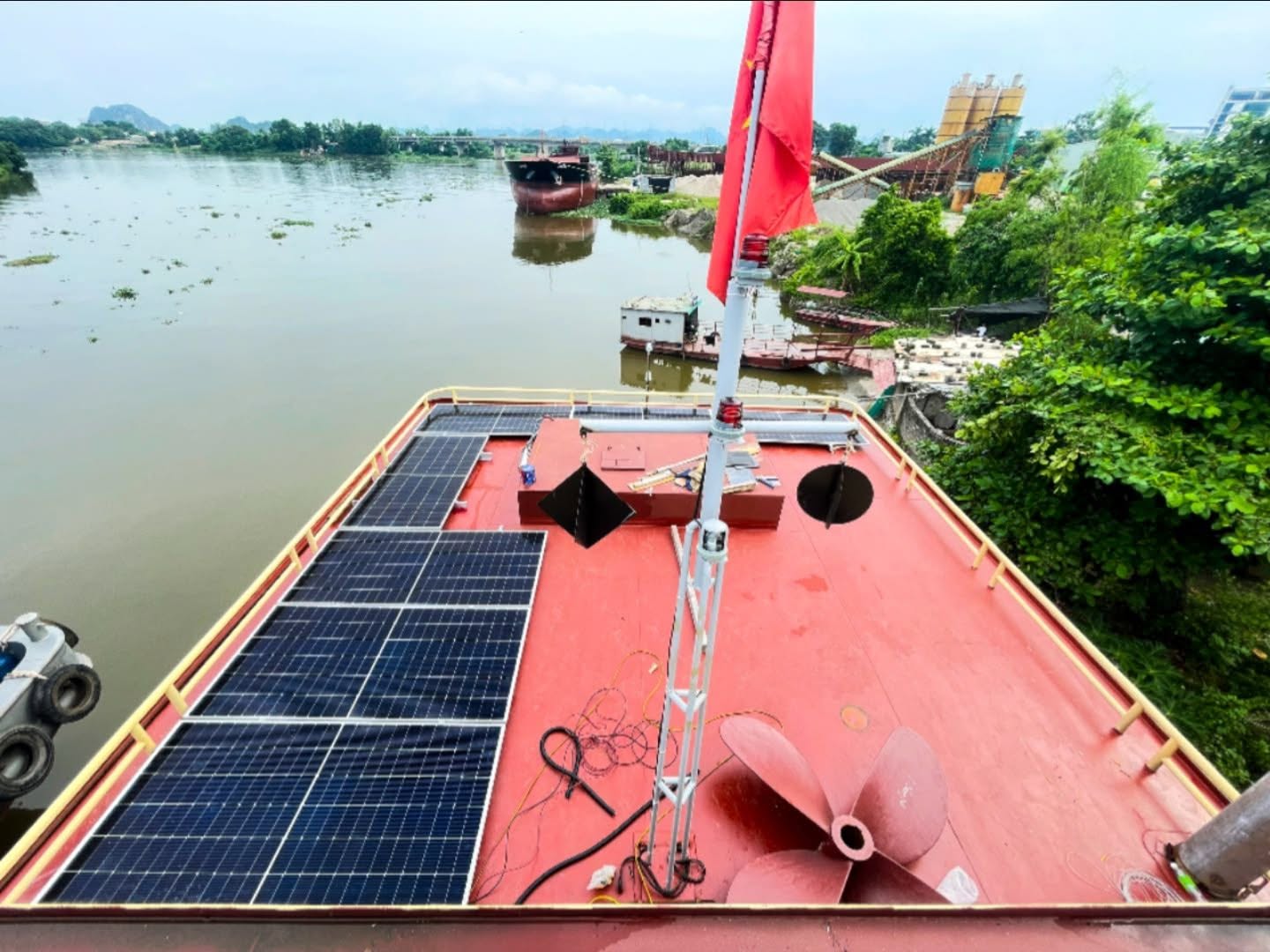 ban-giao-he-thong-dien-mat-troi-hybrid-8-kwp-cho-tau-song-nb-9148-hanh-trinh-phu-xanh-ha-nam-ninh