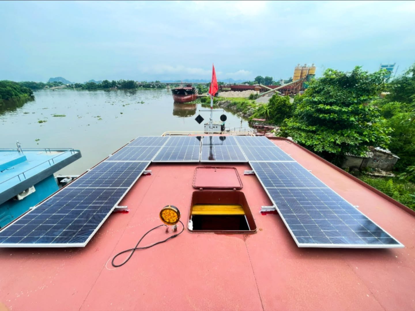 ban-giao-he-thong-dien-mat-troi-hybrid-8-kwp-cho-tau-song-nb-9148-hanh-trinh-phu-xanh-ha-nam-ninh