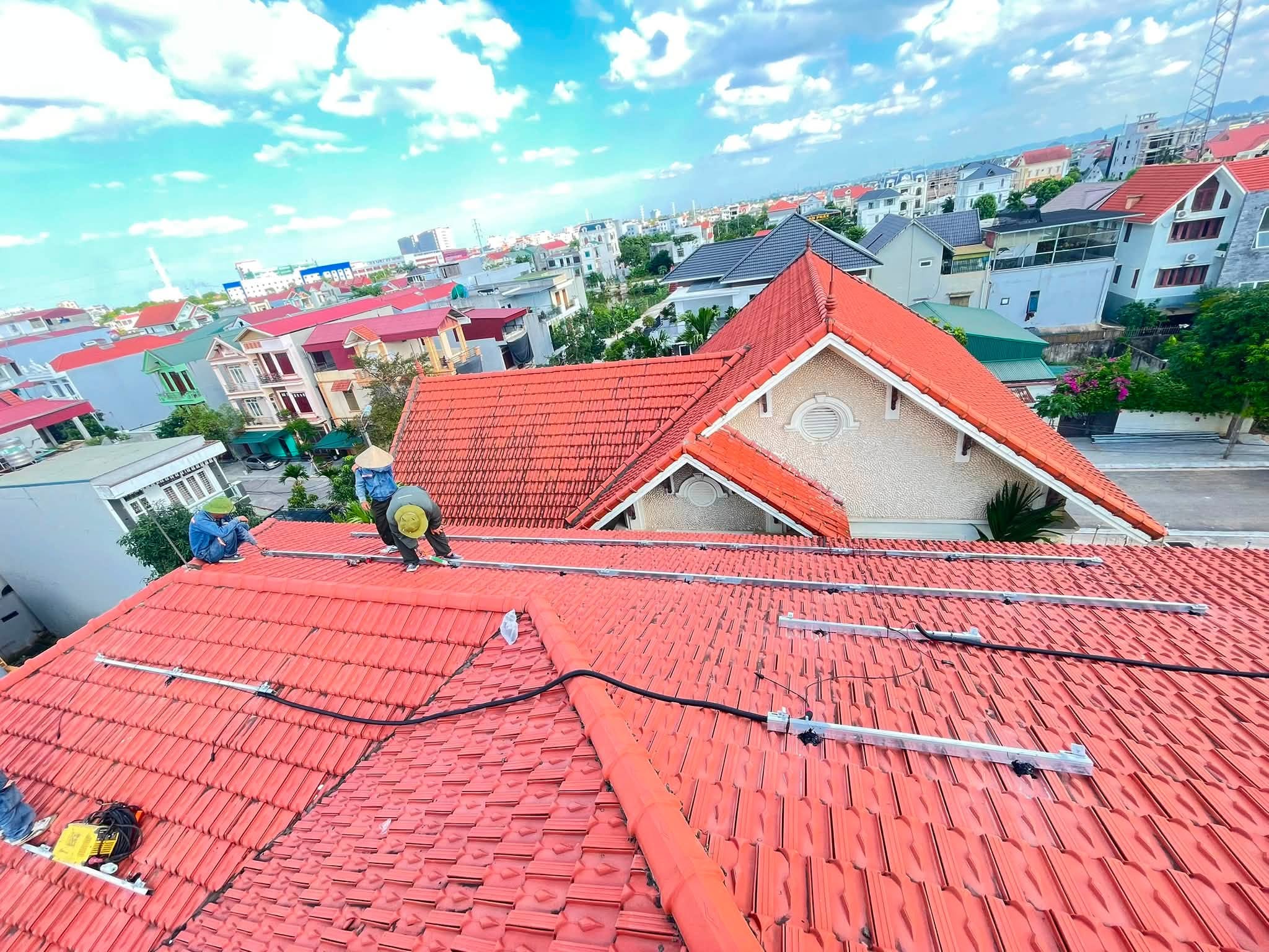 ban-giao-he-thong-dien-mat-troi-hybrid-9-9-kwp-ap-mai-ngoi-tai-ninh-tien-hoa-lu-ninh-binh