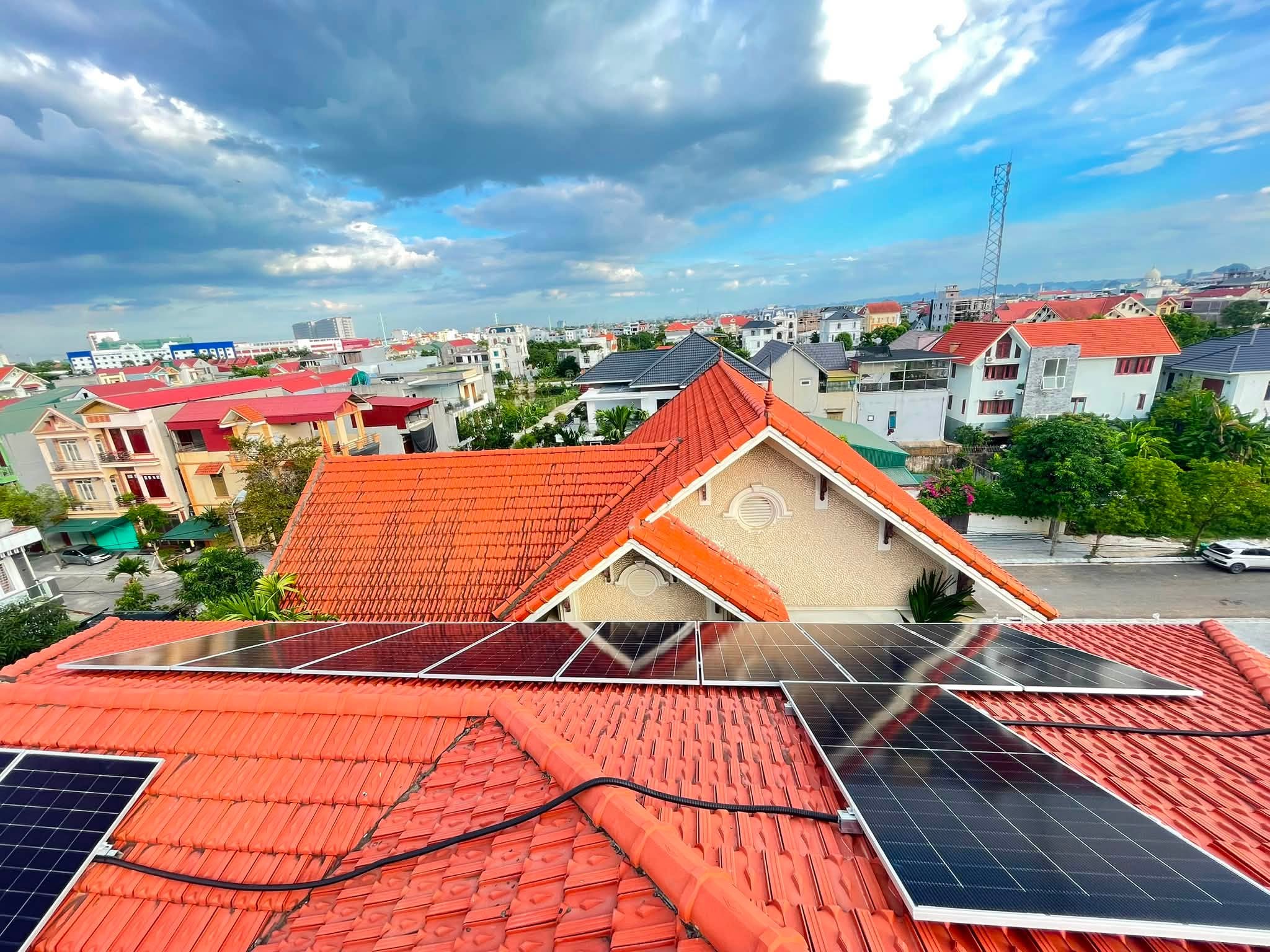 Bàn Giao Hệ Thống Điện Mặt Trời Hybrid 9.9 Kwp Áp Mái Ngói Tại Ninh Tiến – Hoa Lư – Ninh Bình