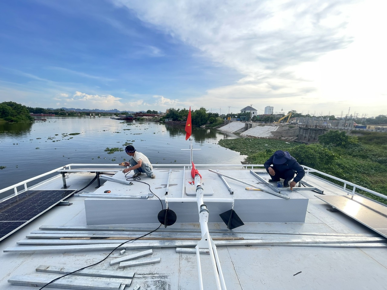 lap-dat-he-thong-dien-mat-troi-8-06-kwp-cho-tau-song-nam-hai-tai-ninh-binh