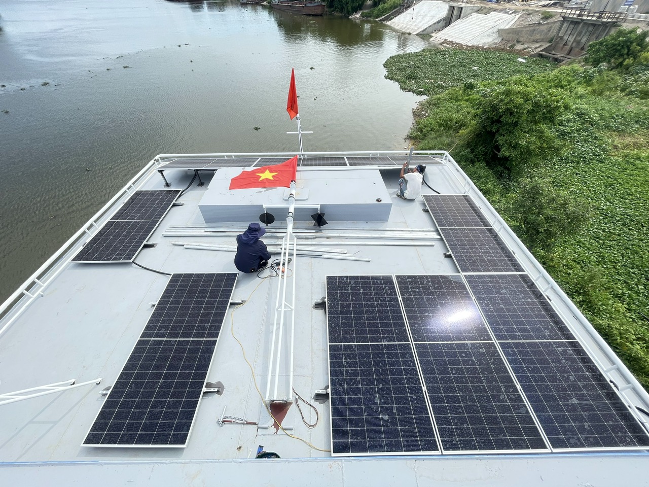 lap-dat-he-thong-dien-mat-troi-8-06-kwp-cho-tau-song-nam-hai-tai-ninh-binh