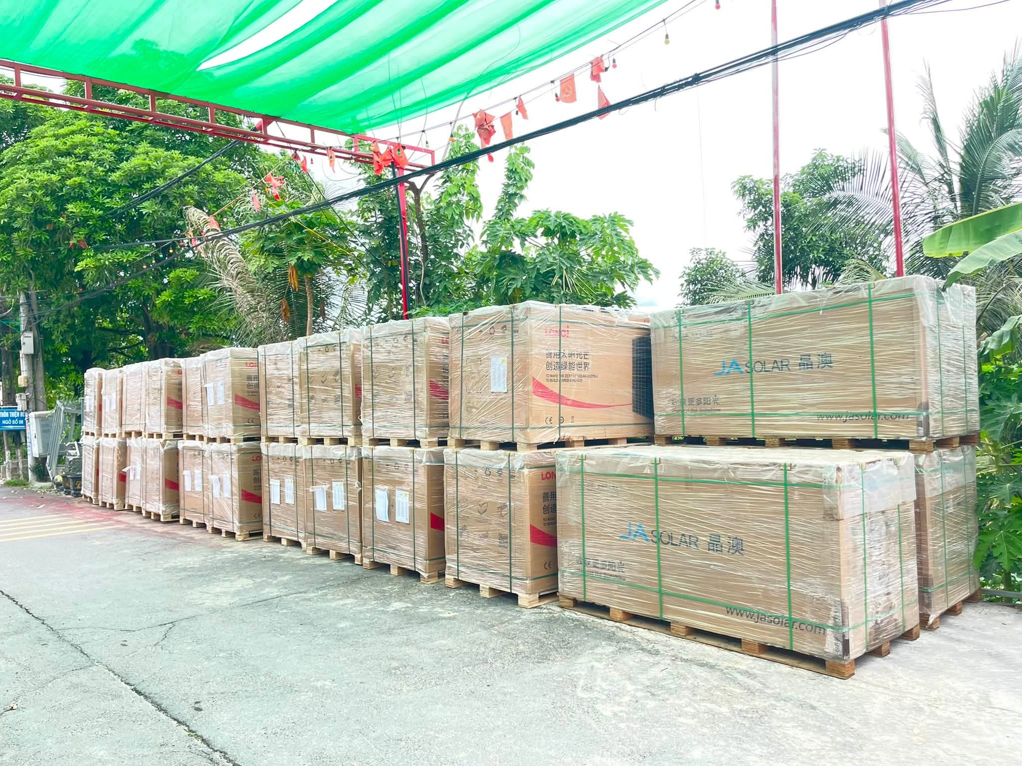 solar-trang-an-chinh-thuc-ve-container-tam-pin-longi-620w-loai-a-2-mat-kinh-tong-kho-gia-tot-nhat-khu-vuc